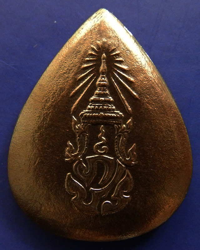 29.พระพุทธสิงหธรรมมงคล หลังภปร. เนื้อนวโลหะ พิธีใหญ่ วัดบวรฯ-วัดพระแก้ว พ.ศ. 2547 กล่องเดิม