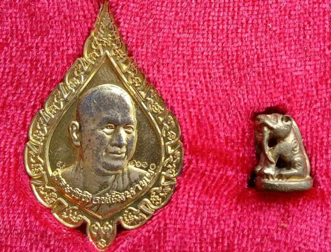 2in1 เหรียญพัดยศ ปี2549+เสือเขี้ยวดาบจิ๋ว ปี2551 อาจารย์สมชาย วัดปริวาส กรุงเทพฯ+กล่อง