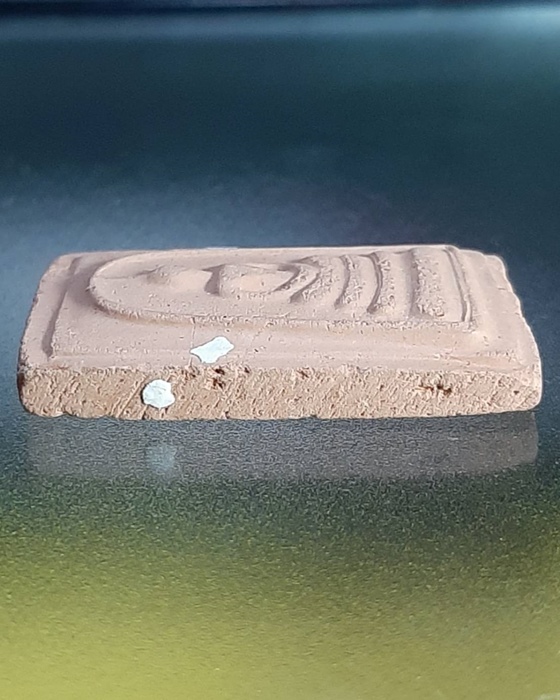 พระสมเด็จวัดเกศไชโย เนื้อดินผสมกระเบี้องหลังคาโบสถ์ ปี21