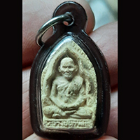 พระผงรูปเหมือนหลวงปู่คำพันธ์ วัดธาตุมหาชัย จ.นครพนม ปี36 (เลี่ยมพร้อมใช้)