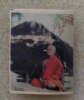 100 .- รูปถ่ายหลวงปู่สรวง ด้านหลังปั๊มตราวัด ตะกรุด 3 กษัตริย์