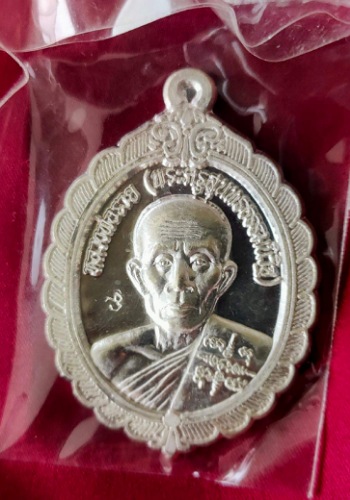 เหรียญเนื้อเงินหลวงพ่อรวยรุ่นมหาลาภ90ปี53 ผิวกระจก