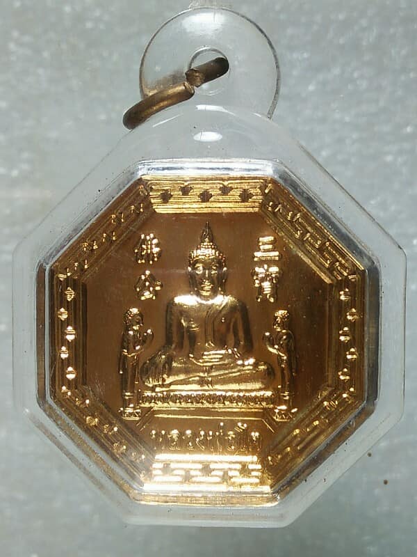 เหรียญแปดเหลี่ยมหลวงพ่อโต หลังเทพจีน ไท้ส่วยเอี็๊ยะ ฉื่อตั๋วเจียงตุง เลี่ยมพลาสติก