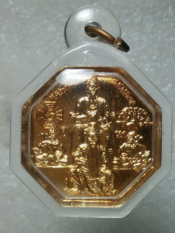 เหรียญแปดเหลี่ยมหลวงพ่อโต หลังเทพจีน ไท้ส่วยเอี็๊ยะ ฉื่อตั๋วเจียงตุง เลี่ยมพลาสติก