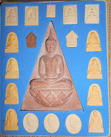 ชุดพระสมเด็จกำลังแผ่นดินทรงจิตรลดา วัดเกาะแก้วอรุณคาม จ.สระบุรี ปี 2544 