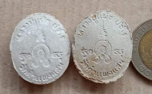 2องค์ พระผงเม็ดกระดุม หลวงปู่แผ้ว ออกวัดกำแพงแสน จ.นครปฐม ปี2545 ตามรูป