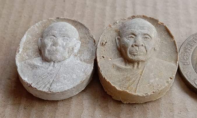 2องค์ พระผงเม็ดกระดุม หลวงปู่แผ้ว ออกวัดกำแพงแสน จ.นครปฐม ปี2545 ตามรูป