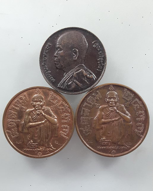 " เหรียญกลม หลวงพ่อคูณ ปริสุทโธ วัดบ้านไร่ จ.นครราชสีมา ทีเดียว 3 เหรียญ เหรียญ แซยิด 6 รอบ ปี 2537 