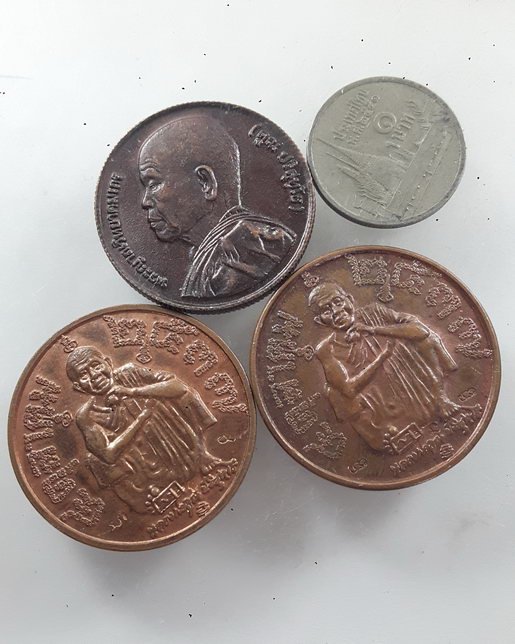 " เหรียญกลม หลวงพ่อคูณ ปริสุทโธ วัดบ้านไร่ จ.นครราชสีมา ทีเดียว 3 เหรียญ เหรียญ แซยิด 6 รอบ ปี 2537 