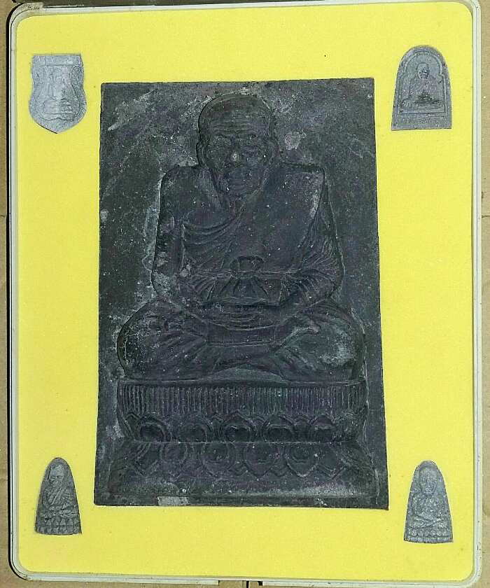 ชุดพระหลวงปู่ทวด ออกปี 2542 จัดสร้างโดย วัดช้างให้ จ.ปัตตานี บรรจุภายในกล่อง 5 องค์ (250)