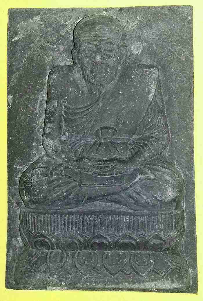 ชุดพระหลวงปู่ทวด ออกปี 2542 จัดสร้างโดย วัดช้างให้ จ.ปัตตานี บรรจุภายในกล่อง 5 องค์ (250)