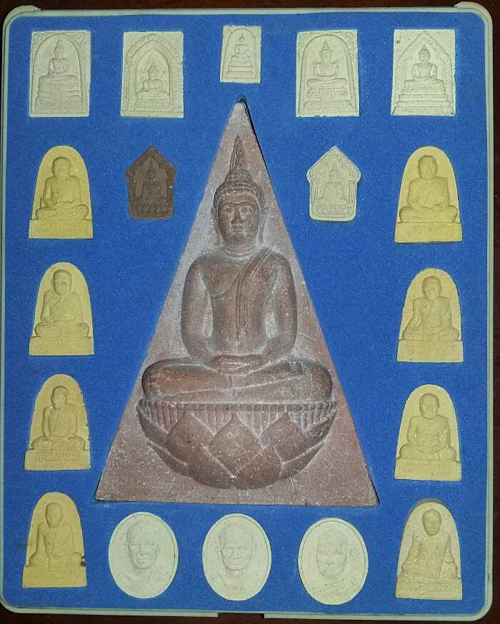 ชุดพระบูชาสมเด็จกำลังแผ่นดินทรงจิตรลดา 1 องค์+พระองค์เล็ก 18 องค์ วัดเกาะแก้วอรุณคาม สระบุรี (250)