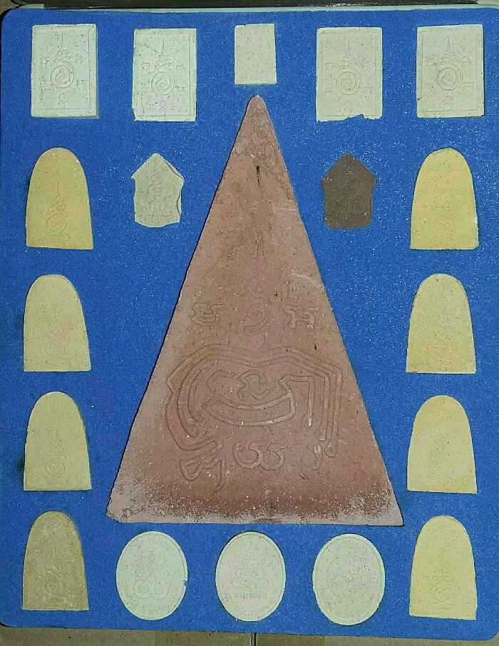 ชุดพระบูชาสมเด็จกำลังแผ่นดินทรงจิตรลดา 1 องค์+พระองค์เล็ก 18 องค์ วัดเกาะแก้วอรุณคาม สระบุรี (250)