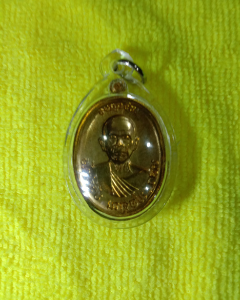 หลวงพ่อคูณ"เจริญพรบน2"เนื้อทองฝาบาตรตอก๙รอบหลังแบบ เลี่ยมพร้อมใช้