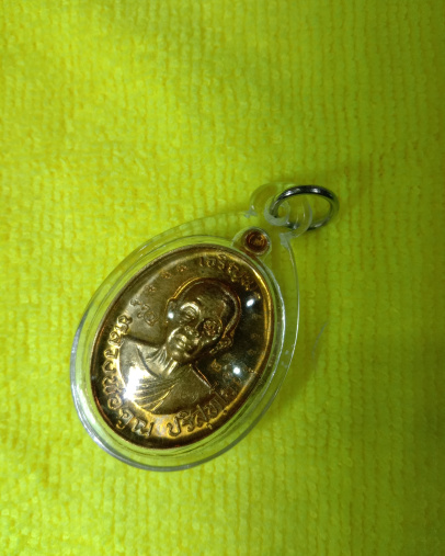 หลวงพ่อคูณ"เจริญพรบน2"เนื้อทองฝาบาตรตอก๙รอบหลังแบบ เลี่ยมพร้อมใช้