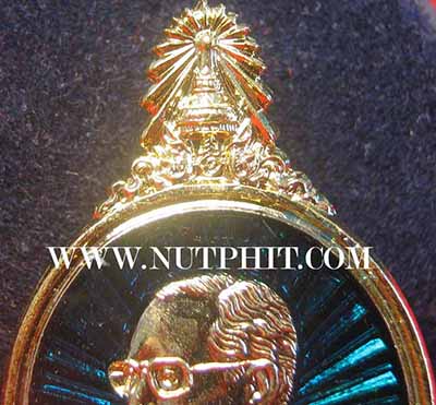 เข็มกลัดในหลวงรัชกาลที่ ๙ ลงยาสีเขียว สวยกริ๊บ กล่องเดิม ๒๕๔๙*44