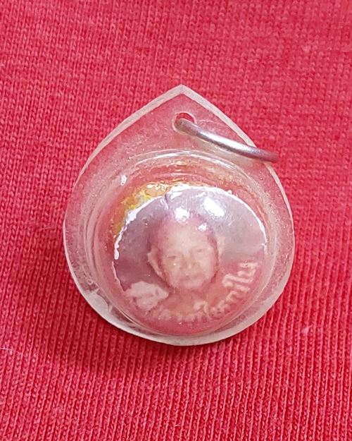 ลูกอมติดรูปถ่าย หลวงพ่อคลิ้ง วัดหาดใหญ่ใน จ.สงขลา