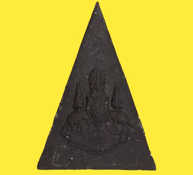 พระกำลังแผ่นดินสมเด็จจิตรลดา โครงการหลวง เนื้อผงสีดำ ในหลวงครองราชย์ครบ 50 ปี พิมพ์ใหญ่ พร้อมกล่อง