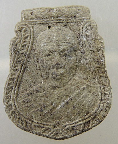 พระผงครึ่งองค์