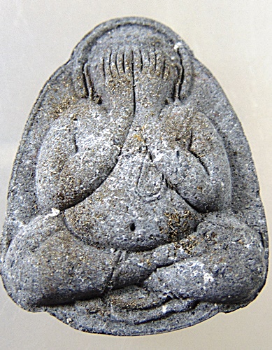 พระปิดตาวัดสุวรรณคีรี (วัดขี้เหล็ก)บางกอกน้อย โรยด้วยผงชนวนหล่อสมเด็จองค์ปฐม ของ หลวงพ่อ ฤาษีลิงดำ