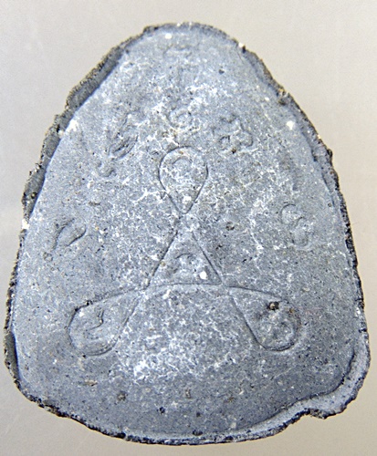 พระปิดตาวัดสุวรรณคีรี (วัดขี้เหล็ก)บางกอกน้อย โรยด้วยผงชนวนหล่อสมเด็จองค์ปฐม ของ หลวงพ่อ ฤาษีลิงดำ