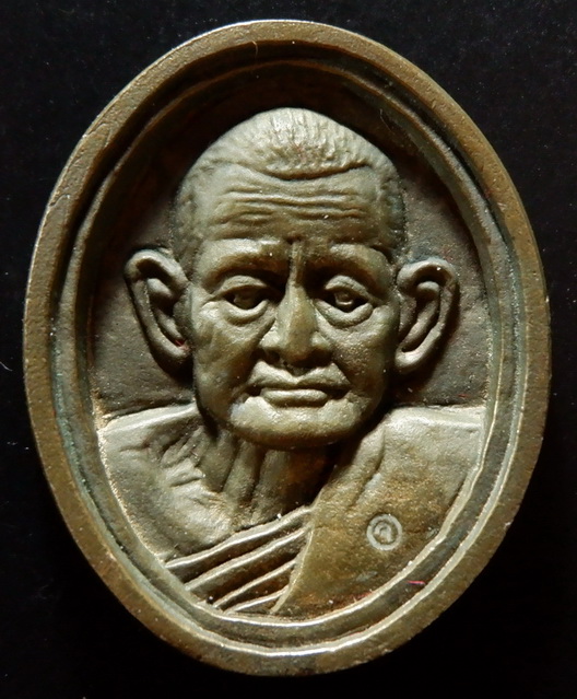 เหรียญหล่อรูปเหมือนหลวงปู่คร่ำ วัดวังหว้า จ.ระยอง รุ่นสร้างเจดีย์ ปี ๒๕๓๗ - ๓๘ เนื้อนวะโลหะ สวยครับ