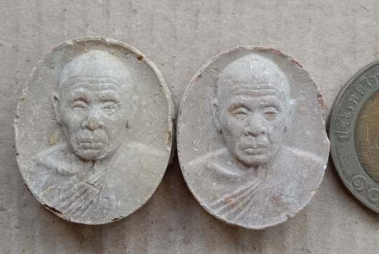 2องค์ พระผงเม็ดกระดุม หลวงปู่แผ้ว ออกวัดกำแพงแสน จ.นครปฐม ปี2545 ตามรูป