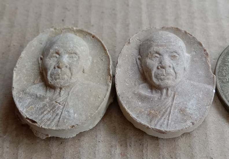 2องค์ พระผงเม็ดกระดุม หลวงปู่แผ้ว ออกวัดกำแพงแสน จ.นครปฐม ปี2545 ตามรูป