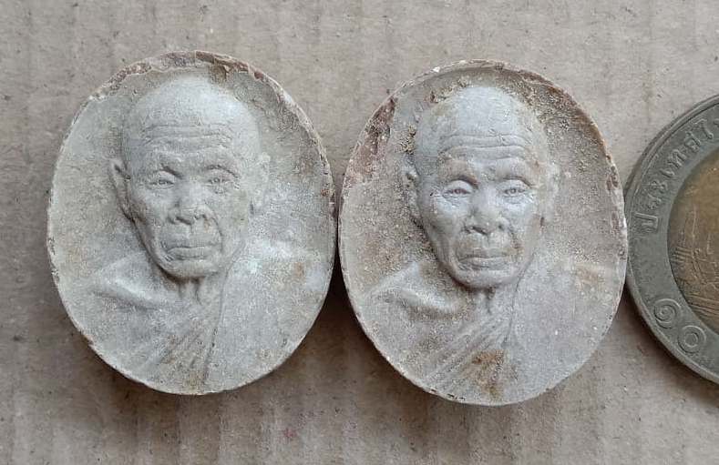 2องค์ พระผงเม็ดกระดุม หลวงปู่แผ้ว ออกวัดกำแพงแสน จ.นครปฐม ปี2545 ตามรูป