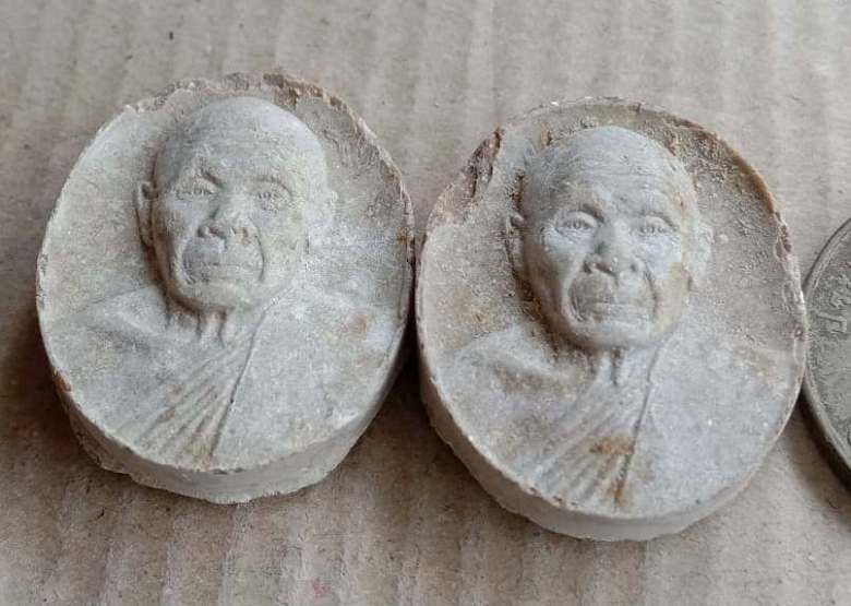 2องค์ พระผงเม็ดกระดุม หลวงปู่แผ้ว ออกวัดกำแพงแสน จ.นครปฐม ปี2545 ตามรูป