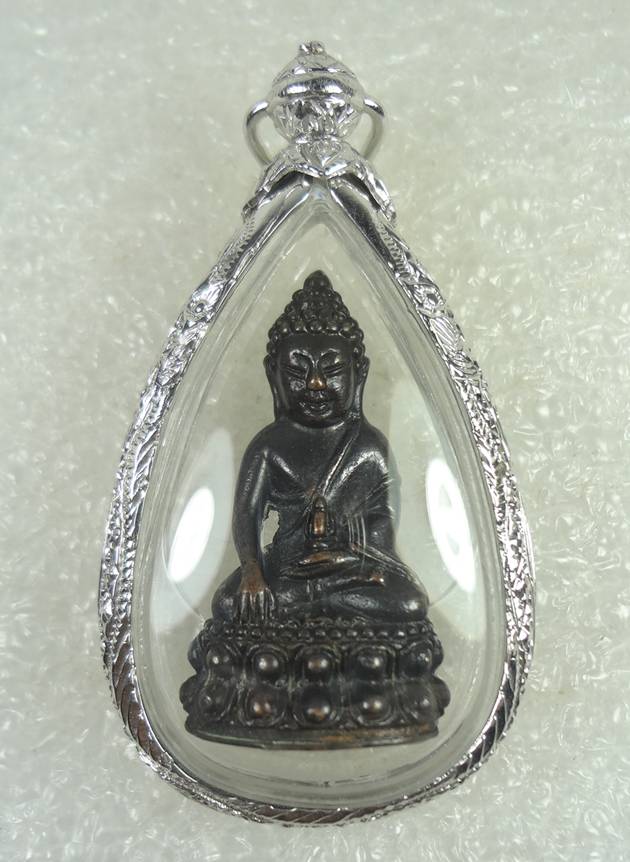 พระกริ่งทหารพราน หลวงพ่อคูณ ปี 26 ตอกโค๊ตหลักและโค๊ต "พ" พร้อมกรอบเงินชุบทองคำขาวและบัตรรับรอง