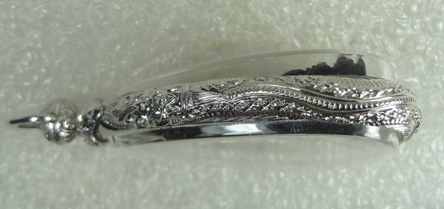 พระกริ่งทหารพราน หลวงพ่อคูณ ปี 26 ตอกโค๊ตหลักและโค๊ต "พ" พร้อมกรอบเงินชุบทองคำขาวและบัตรรับรอง