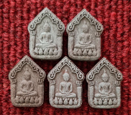 เคาะแรกแดง..พระขุนแผน ๒๕๔๕..รวม ๕ องค์..ลพ.ดำ วัดเขาพูลทอง จ.จันทบุรี / ไม่มีกล่อง