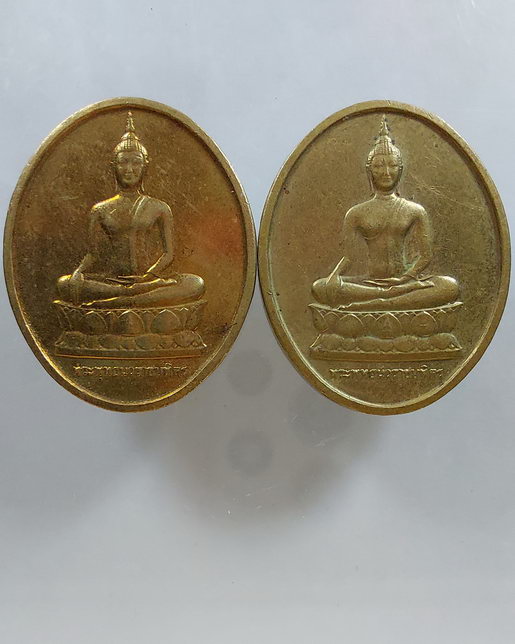 " เหรียญ พระพุทธนวราชบพิตร หลัง พระปรมาภิไธย ย่อ ภปร. วัดบวรนิเวศวิหาร กทม. ปี 2529 ทีเดียว 2 เหรียญ