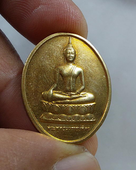 " เหรียญ พระพุทธนวราชบพิตร หลัง พระปรมาภิไธย ย่อ ภปร. วัดบวรนิเวศวิหาร กทม. ปี 2529 ทีเดียว 2 เหรียญ