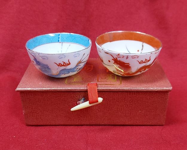 (ปิด59-)ถ้วยน้ำชาจีนคู่ลายมังกร เนื้อกระเบื้อง (สะสมเก่าไม่ได้ใช้)