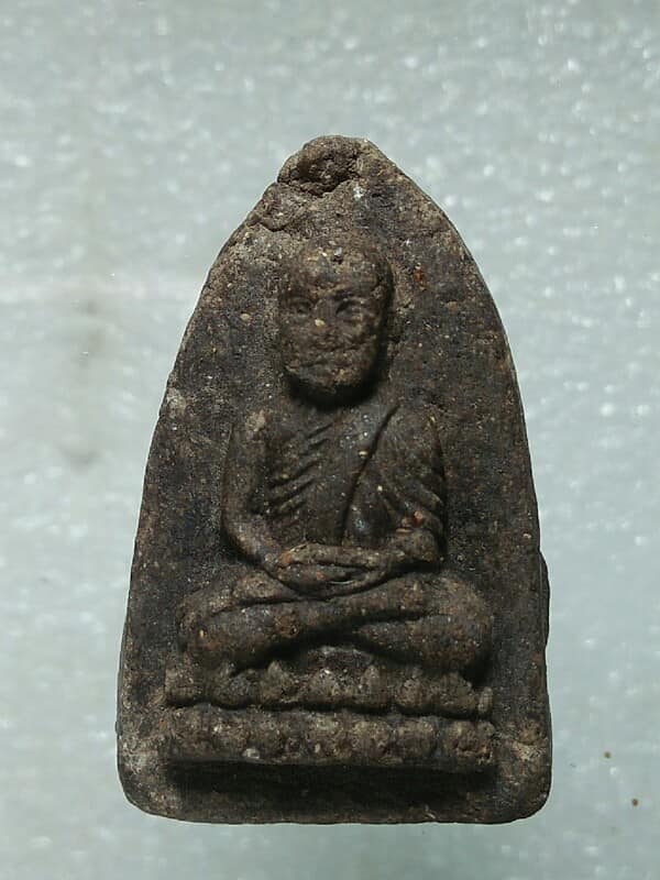 พระหลววงปู่ทวดเนื้อว่าน ฝังแร่ ด้านหลัง ไม่ทราบวัด