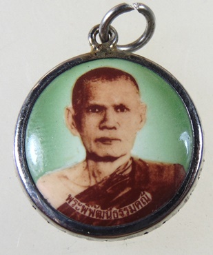 ๒๐ ล็อกเก็ตพระพิพัฒน์ธรรมคณี(ชำนาญ)วัดราชคฤห์วรวิหาร จารหลัง