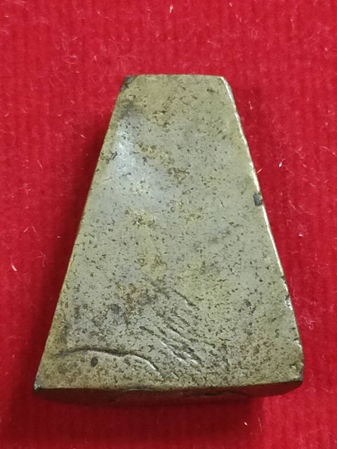 รูปหล่อครึ่งซีก หลวงพ่อเงิน ว้ดบางคลาน เนื้อทองผสม  