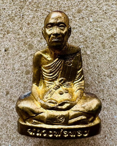 รูปเหมือนปั๊มรุ่นแรก เนื้อทองฝาบาตร ((พิเศษแจกกรรมการ)) หลวงพ่อทอง วัดพระพุทธบาทเขายายหอม จ.ชัยภูมิ 