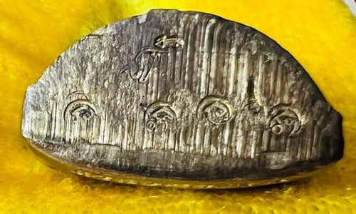 รูปเหมือนปั๊มรุ่นแรก เนื้อทองฝาบาตร ((พิเศษแจกกรรมการ)) หลวงพ่อทอง วัดพระพุทธบาทเขายายหอม จ.ชัยภูมิ 