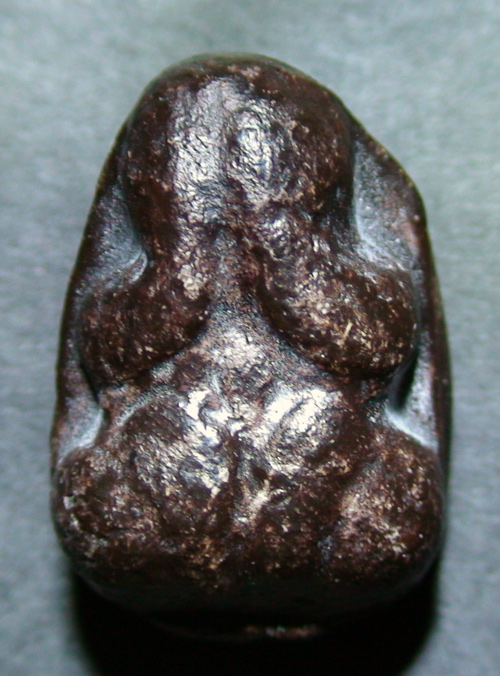 พระปิดตา เนื้อผงจุ่มรัก