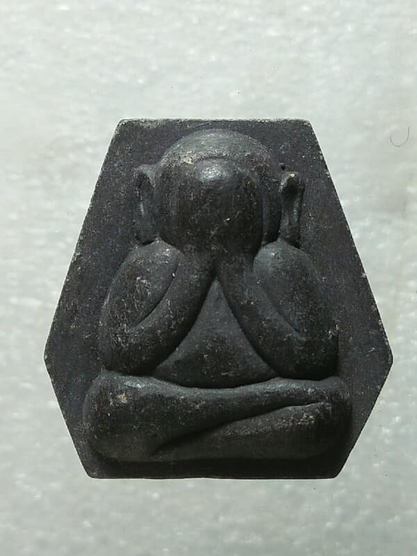 พระปิดตา หกเหลี่ยม หลังตะแกรง หลวงปู่ผ่าน ฉนฺทโก วัดป่าโพธิ์แก้ว ปราจีนบุรี 