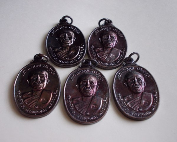 หลวงพ่อคูณตลาดไทรเก่า ปี 22 ทองแดงรมดำสภาพสวย