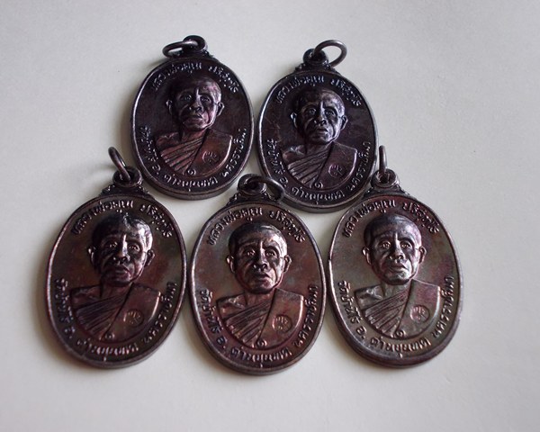 หลวงพ่อคูณตลาดไทรเก่า ปี 22 ทองแดงรมดำสภาพสวย