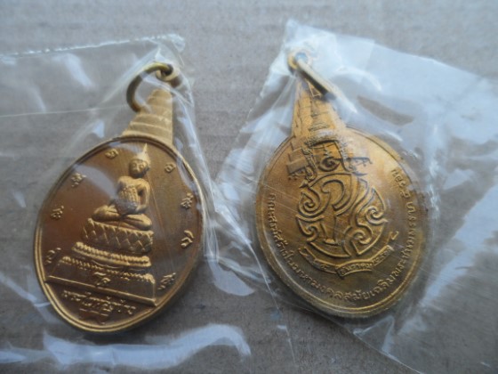เหรียญพระชัยหลังช้าง ภปร. ปี 30 2 เหรียญ สวยๆ ซองเดิม