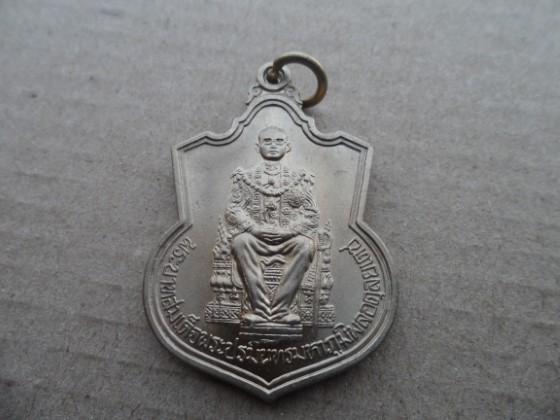 เหรียญในหลวงนั่งบัลลังค์ ฉลองครองราชย์ 50 ปี พ.ศ. 2539 เนื้ออัลปาก้า เหรียญประสบการณ์