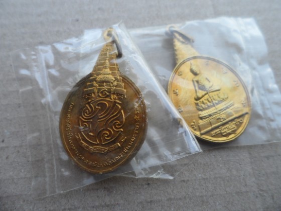 เหรียญพระชัยหลังช้าง ภปร. ปี 30 2 เหรียญ สวยๆ ซองเดิม