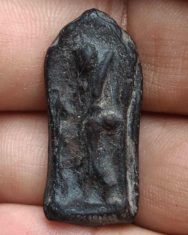 พระสิวลีเนื้อดินดำ สูงประมาณ 3 ซ.ม. ไม่ทราบที่ พระบ้านเก่าเก็บ หลายสิบปี