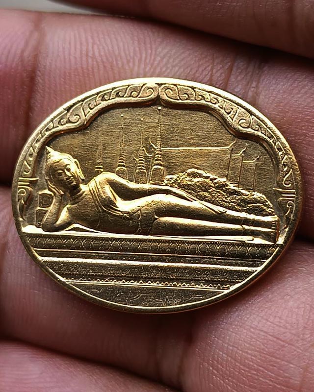 7.สวยใส !! เหรียญพระนอน วัดโพธิ์ หลัง ภปร. พิธีใหญ่ ปี 2530 ไม่ผ่านการใช้